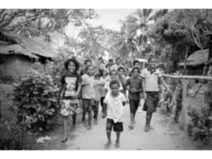 Sanaroa Island children walking with tourists who just arrived onshore